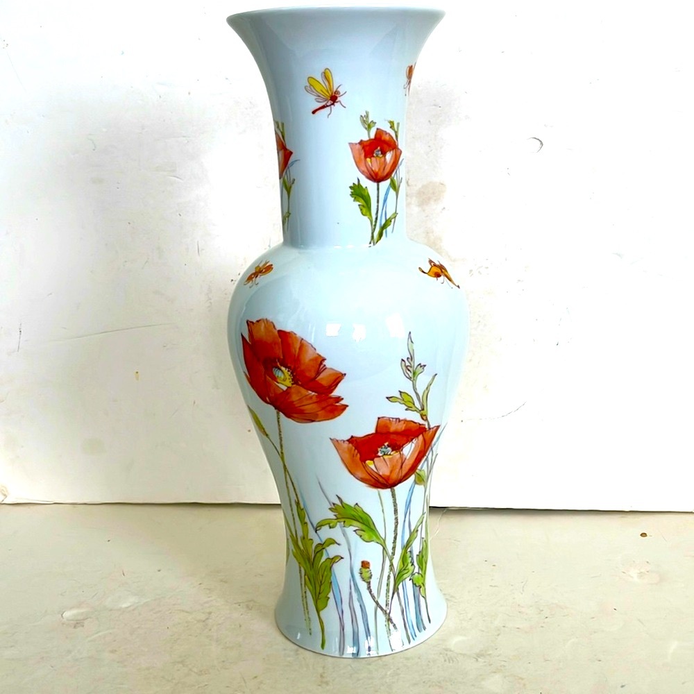 Elegant Floral Vase with Red and Green Design